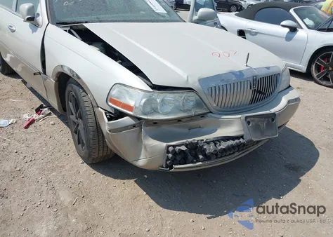 2004 Lincoln Town Car Ultimate z USA, uszkodzony, nr VIN 1LNHM83W84Y641017